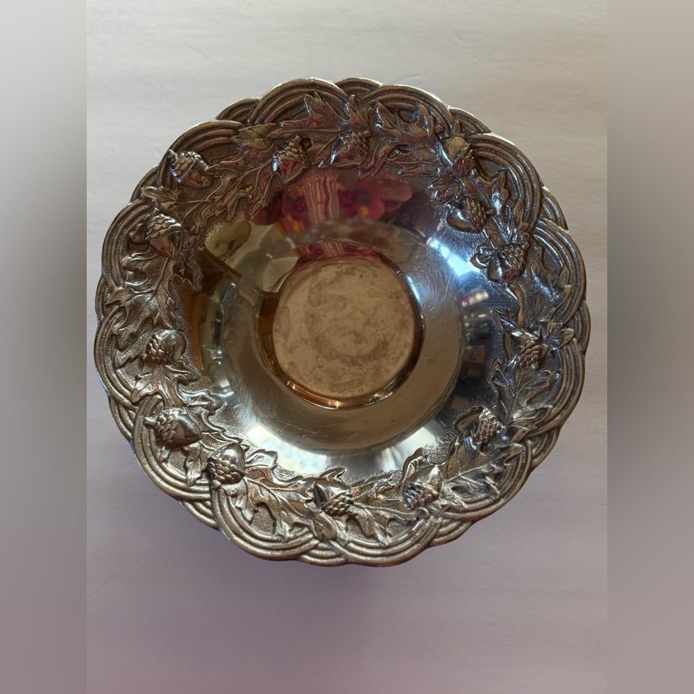 Vintage Wilton RWP Armetale Oak Leaf And Acorn 8.75” Metal Round Serving Bowl
